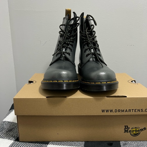 Dr Martens VEGAN 1460 METALLIC EMBOSS LACE UP BOOTS - NO BOX - Picture 11 of 11
